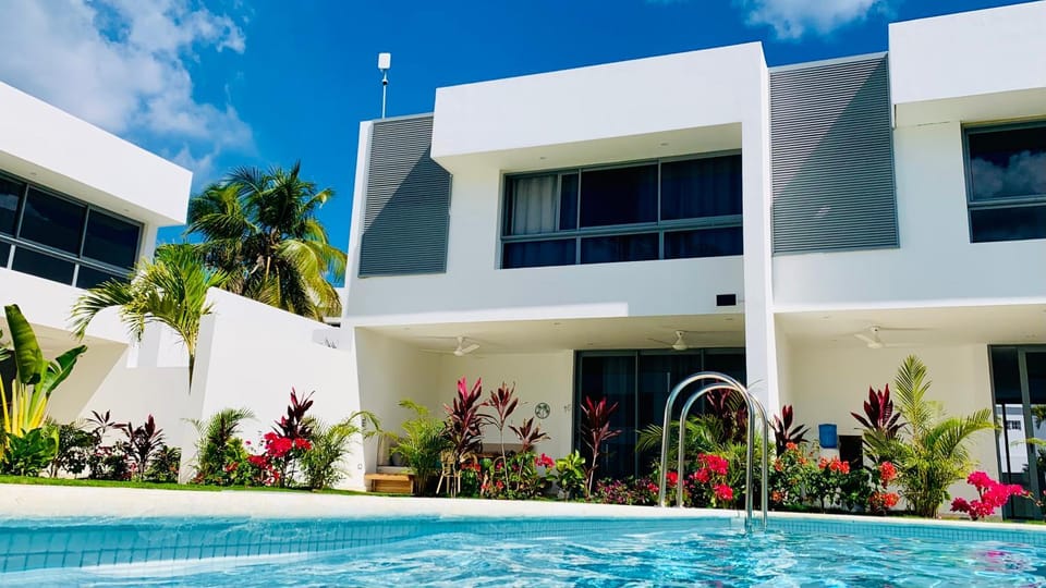 Property building, Patio, Garden, internet, sunbed, sunbed