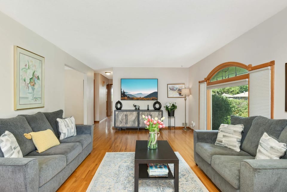 Cottage Grove Haven, Spacious 4-Bed, 3 Baths Retreat House in Minnesota