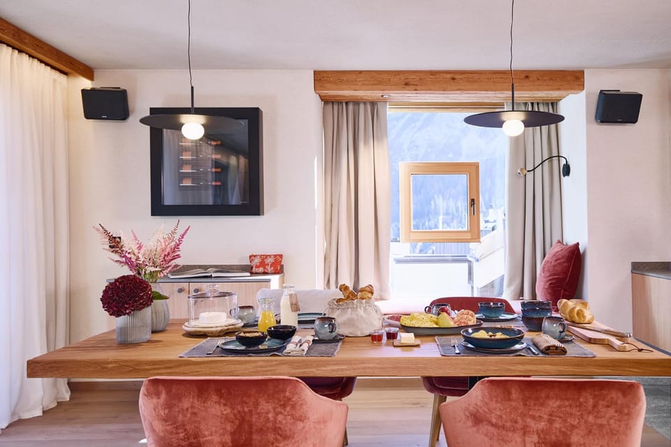 Living room, Dining area, Breakfast