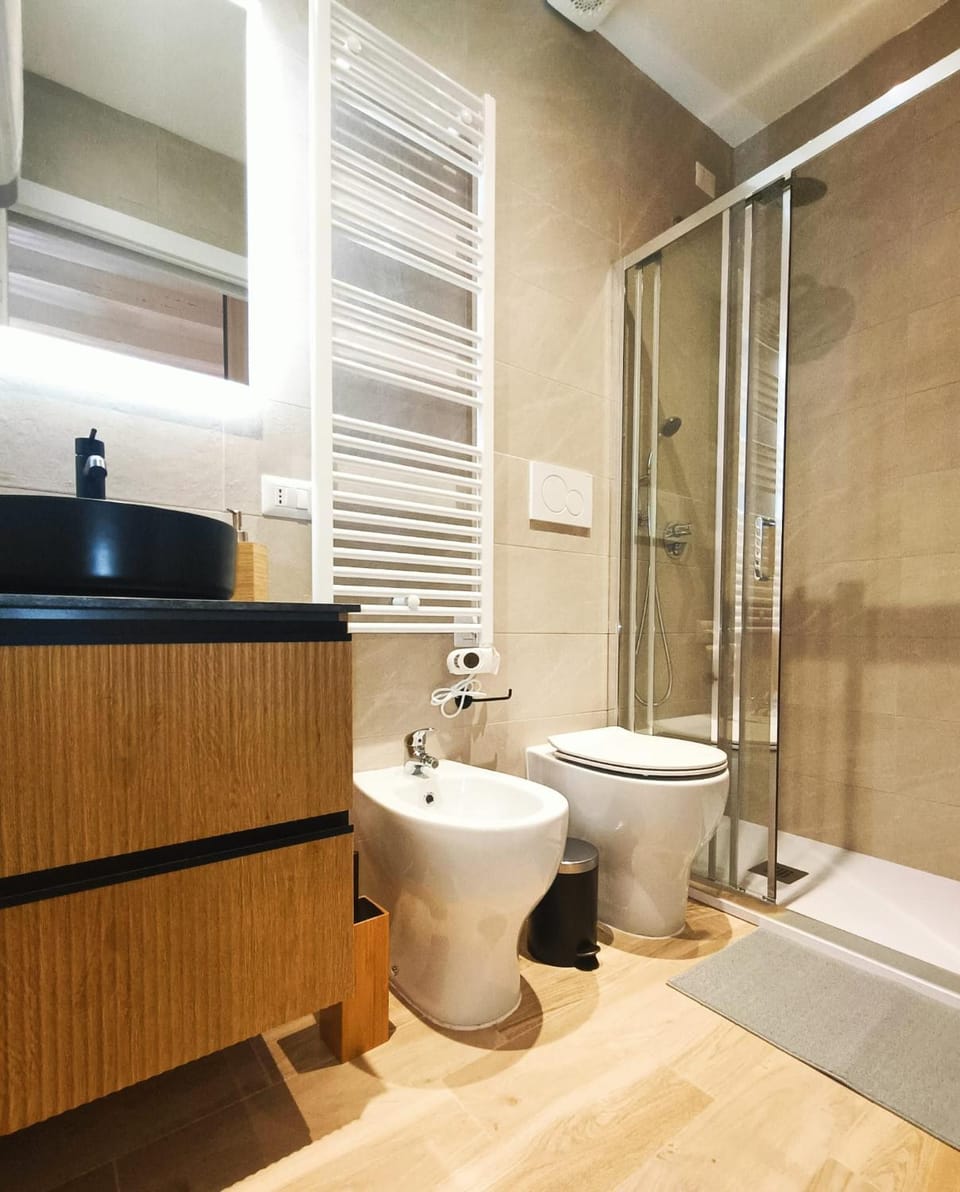 Shower, Toilet, Bathroom, bidet, towels