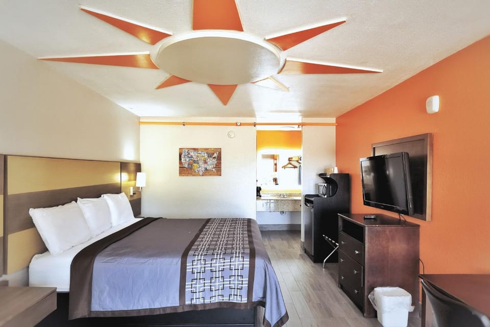 Bed, TV and multimedia, Photo of the whole room
