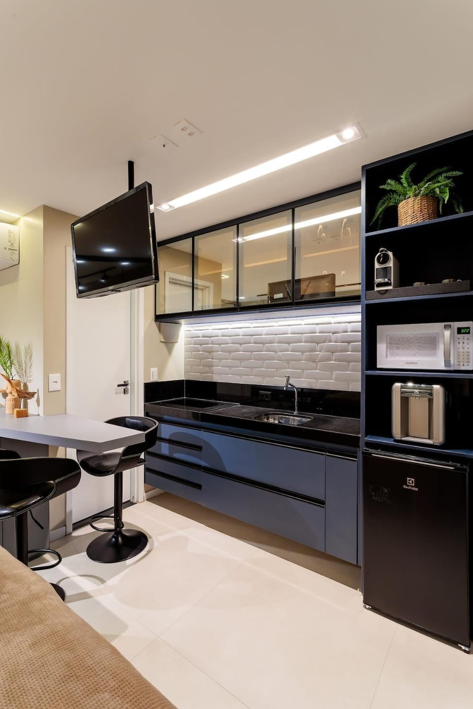 Kitchen or kitchenette, minibar