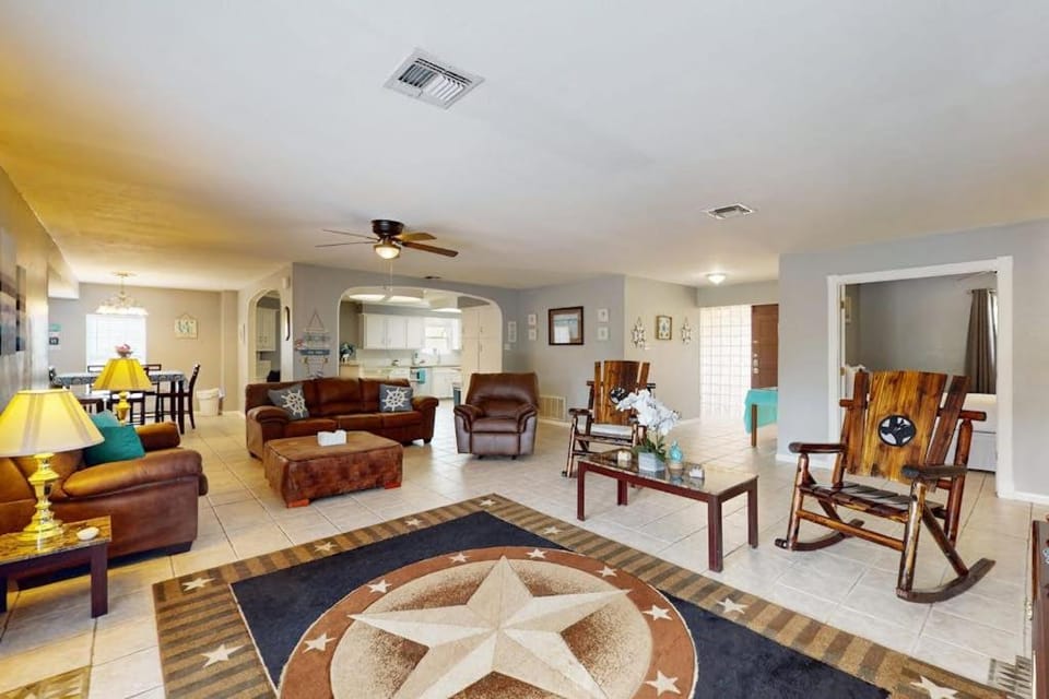 Bali Shores Getaway House in Flour Bluff
