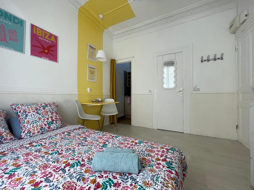 Bed, Photo of the whole room, towels