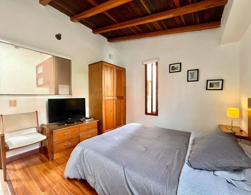 TV and multimedia, Photo of the whole room, Bedroom