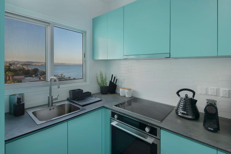 Coffee/tea facilities, Kitchen or kitchenette, stove