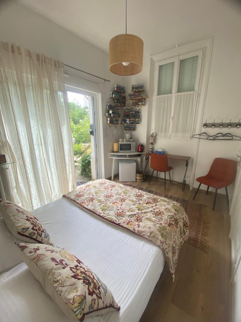 Bed, Kitchen or kitchenette, Photo of the whole room, Seating area, Bedroom