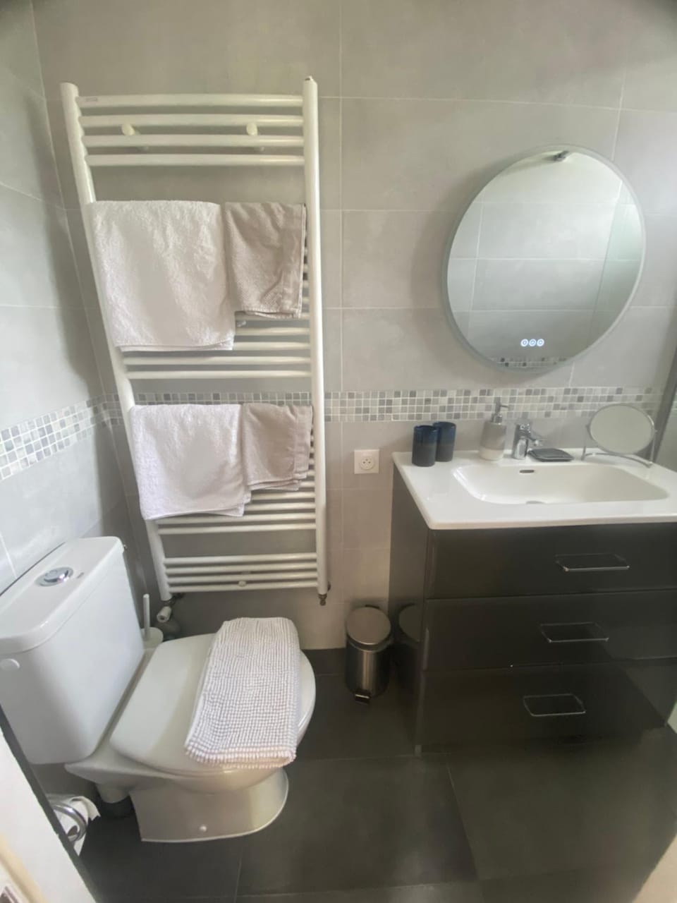 Toilet, Bathroom, towels