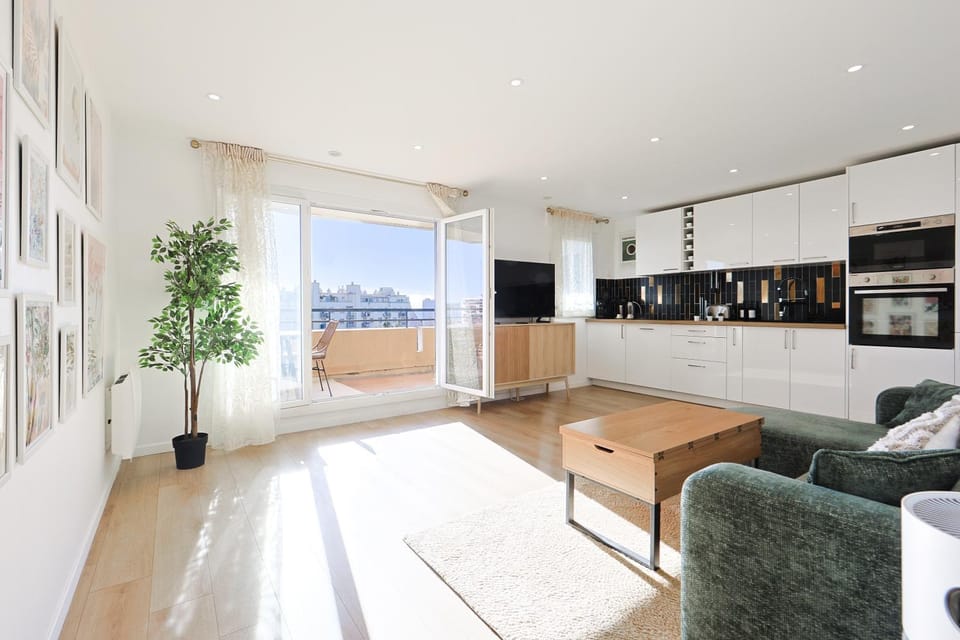 Kitchen or kitchenette, Seating area, dishwasher, oven, toaster