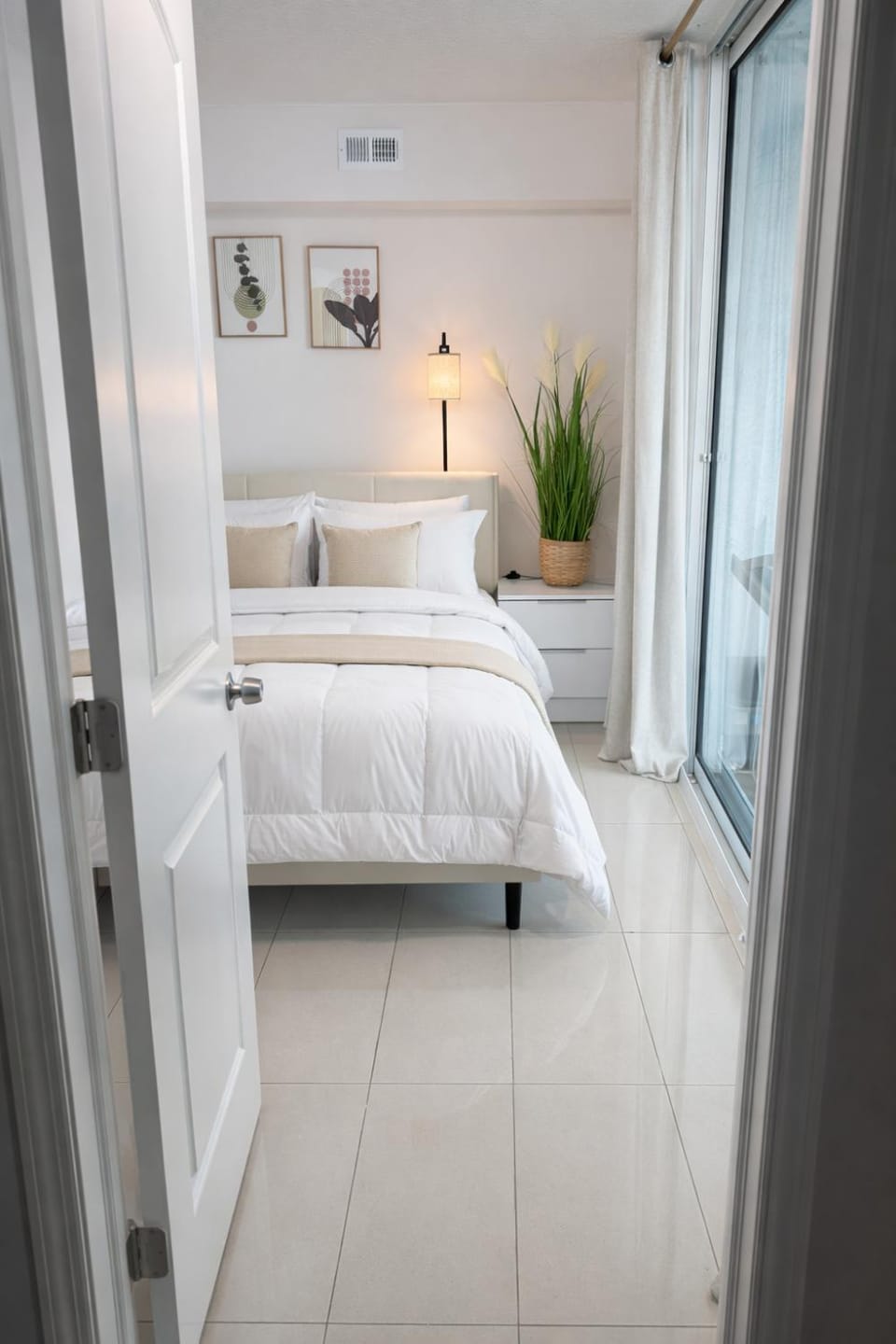 Luxury 36th Floor Suite, 2 Bedrooms & 3 Beds, 1 King, 1 Queen, Balcony w Sea View, Free Parking Apartment in Brickell