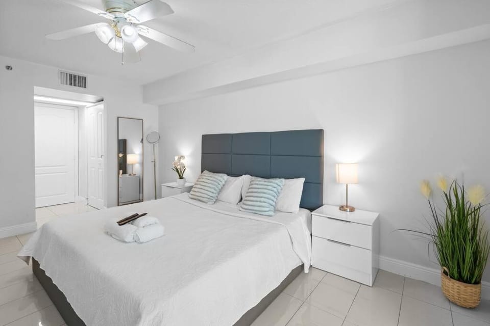 Luxury 36th Floor Suite, 2 Bedrooms 1 King, 1 Queen, Balcony w Sea view, Free Parking Apartment in Brickell