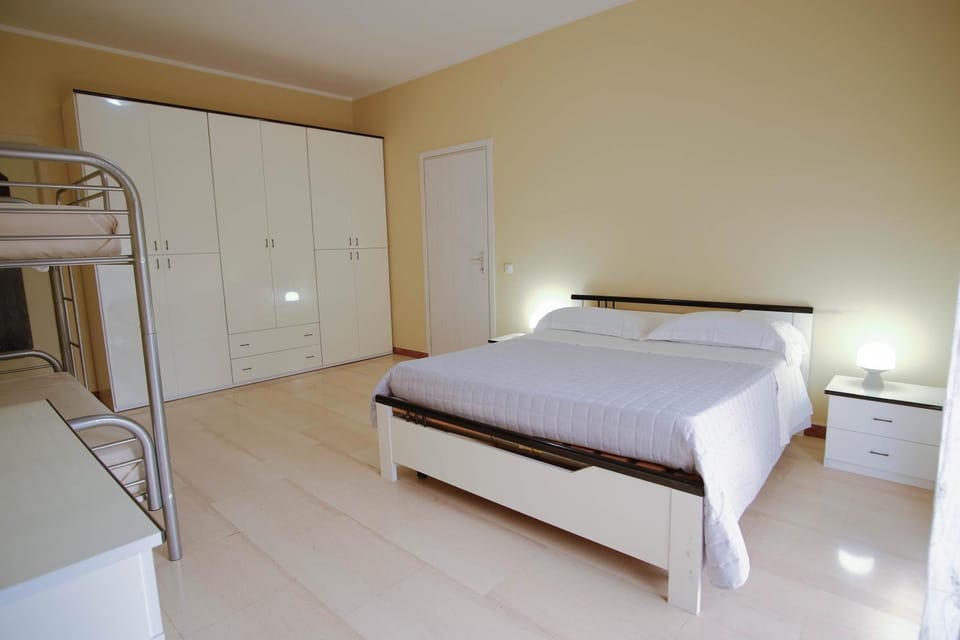 Photo of the whole room, wardrobe