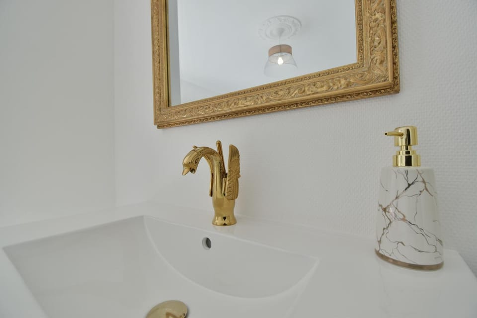 Bathroom, Decorative detail