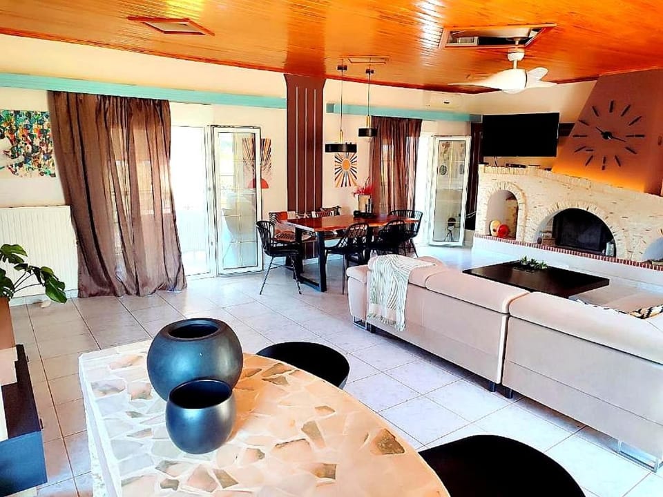 Living room, Seating area, Dining area, fireplace