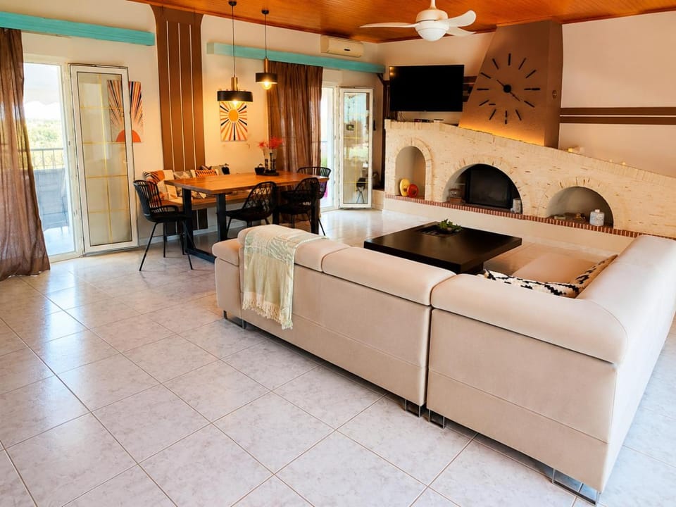 TV and multimedia, Kitchen or kitchenette, Living room, Seating area, Dining area, fireplace