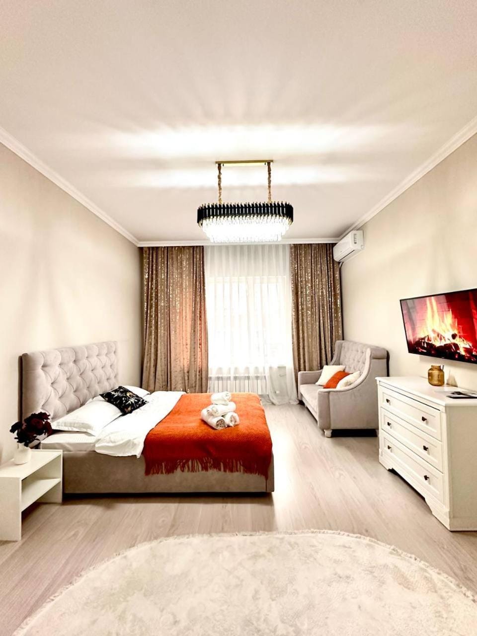 Bed, Photo of the whole room, Bedroom