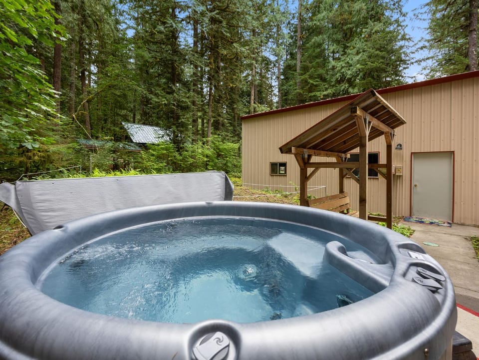 Whispering Pines - Cabin w hot tub Cabin in Mount Hood Village