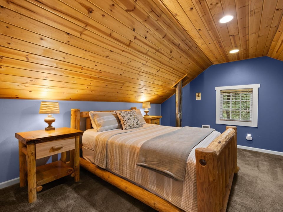 Whispering Pines - Cabin w hot tub Cabin in Mount Hood Village