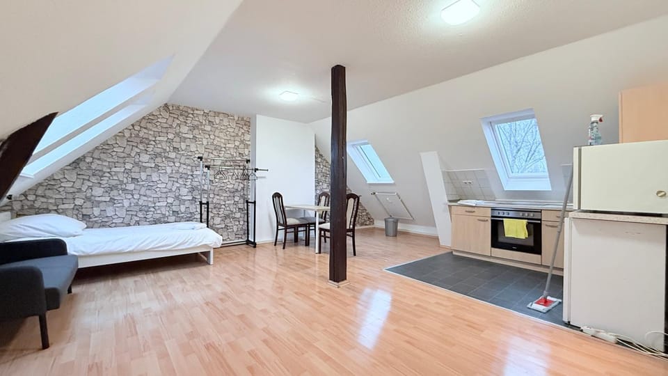 Bed, TV and multimedia, Kitchen or kitchenette, Photo of the whole room, Bedroom, oven, stove