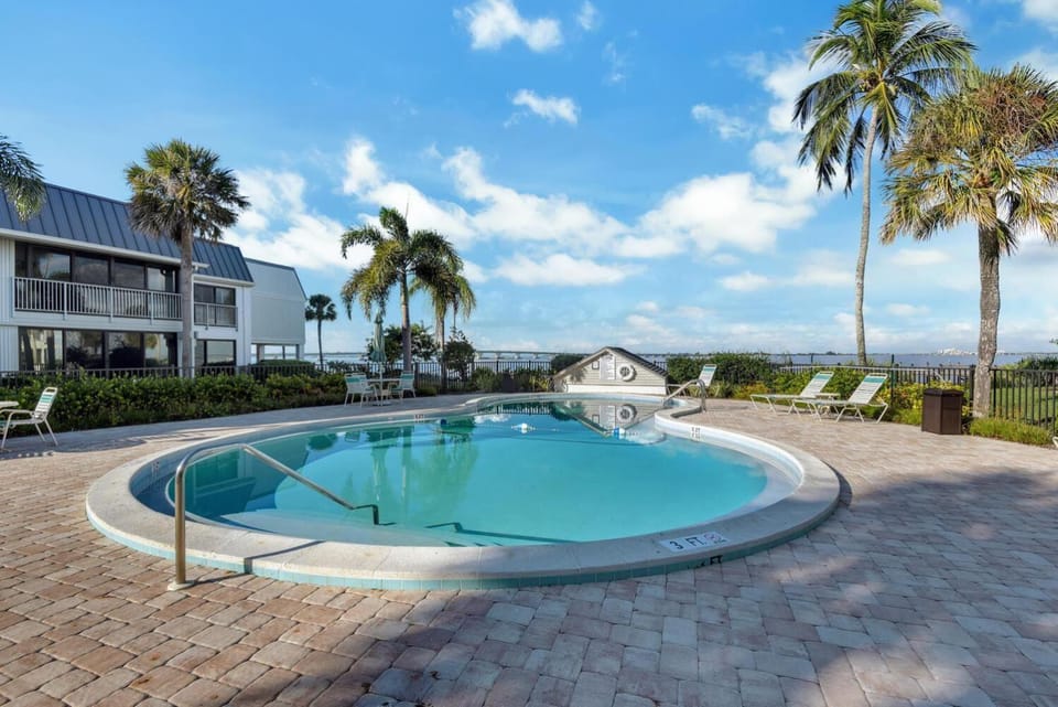 Mariner Pointe #1021 House in Sanibel Island