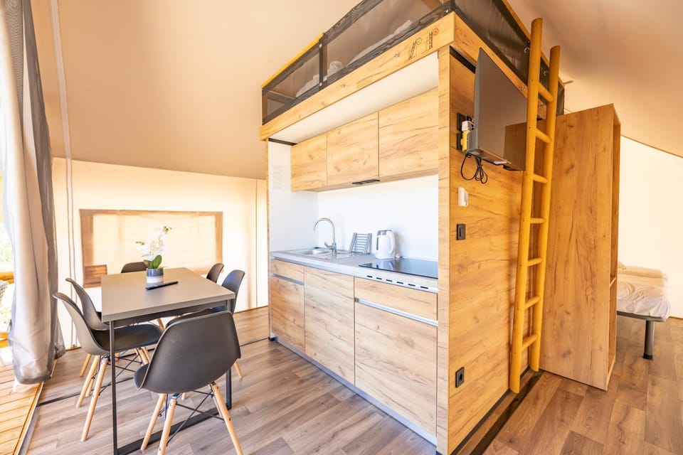 Kitchen or kitchenette, Dining area