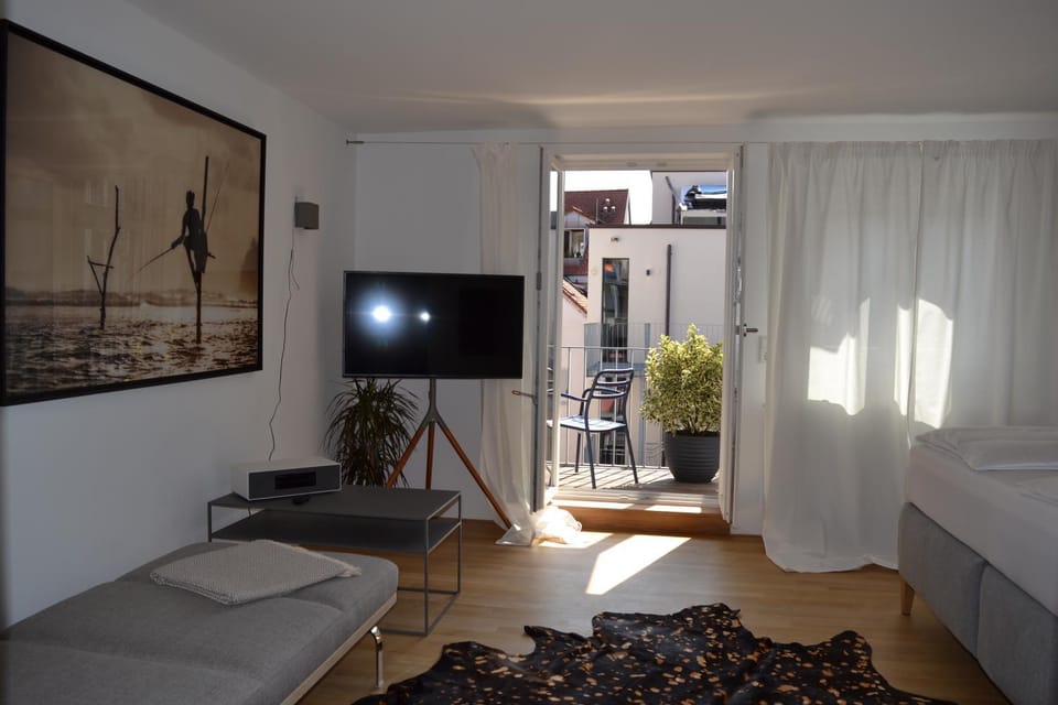 Communal lounge/ TV room, Bed, TV and multimedia, Living room, Photo of the whole room, Evening entertainment, Bedroom