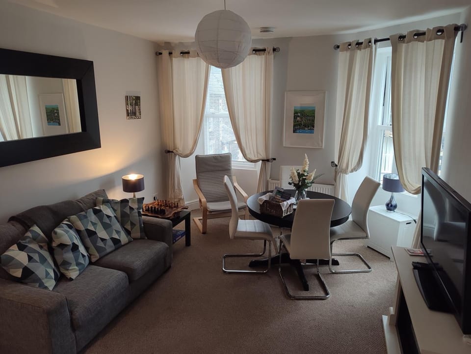 TV and multimedia, Living room, Seating area, Dining area