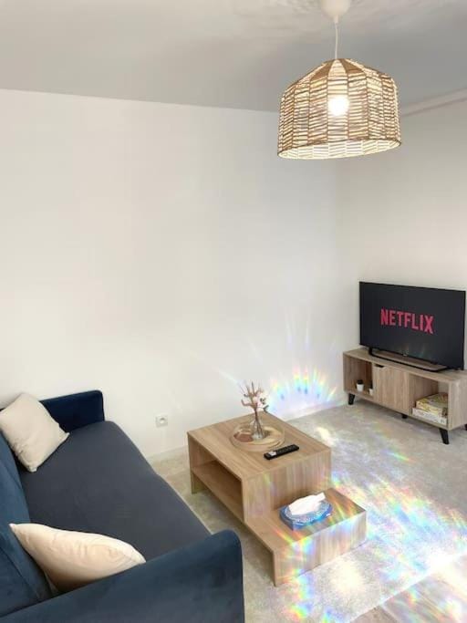 TV and multimedia, Living room, Seating area, air conditioner