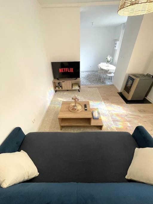 TV and multimedia, Living room, Seating area, air conditioner