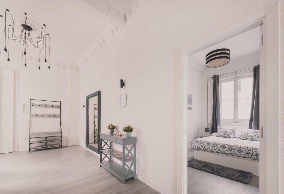 Amplio Piso de 7 habs, 4 baños sobre calle Gran Vía Apartment in Centro