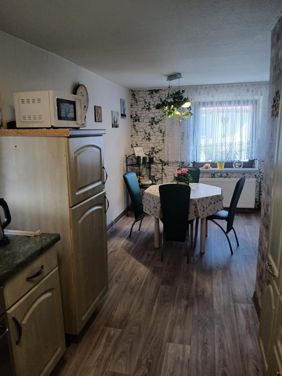 Kitchen or kitchenette, Seating area