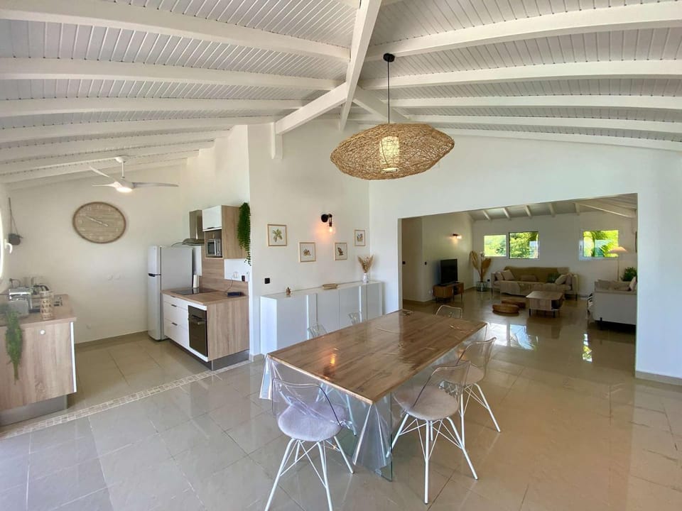 Kitchen or kitchenette, Dining area, oven