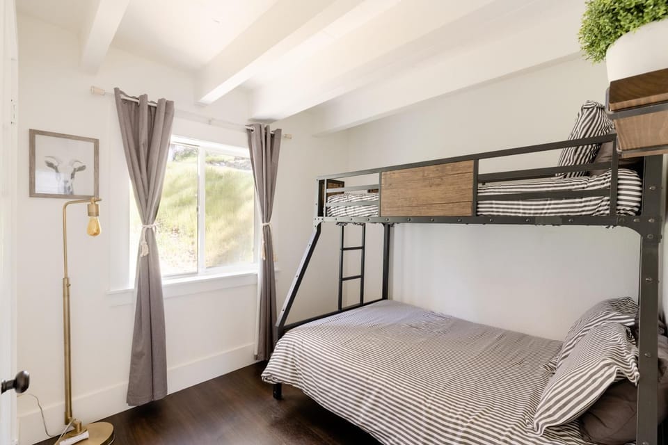 Bedroom, bunk bed