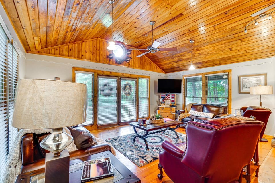 Bear Acres Getaway Cabin with Deck in Townsend! Cabin in Townsend