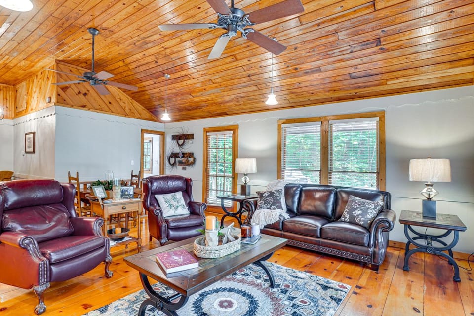 Bear Acres Getaway Cabin with Deck in Townsend! Cabin in Townsend