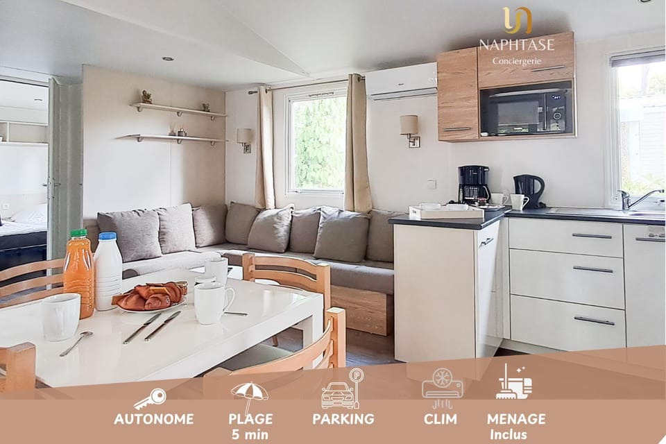 Coffee/tea facilities, Kitchen or kitchenette, Living room, Seating area