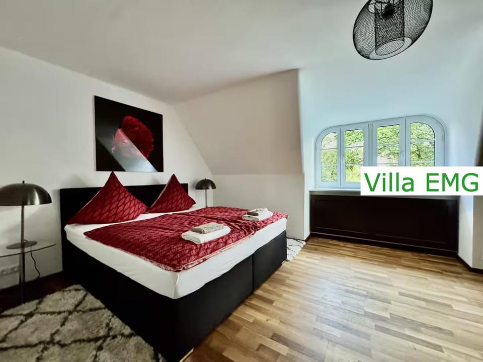 Bed, Photo of the whole room, Decorative detail, Bedroom, Garden view, towels