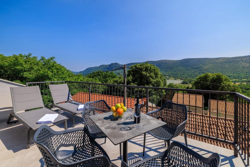Balcony/Terrace, Area and facilities