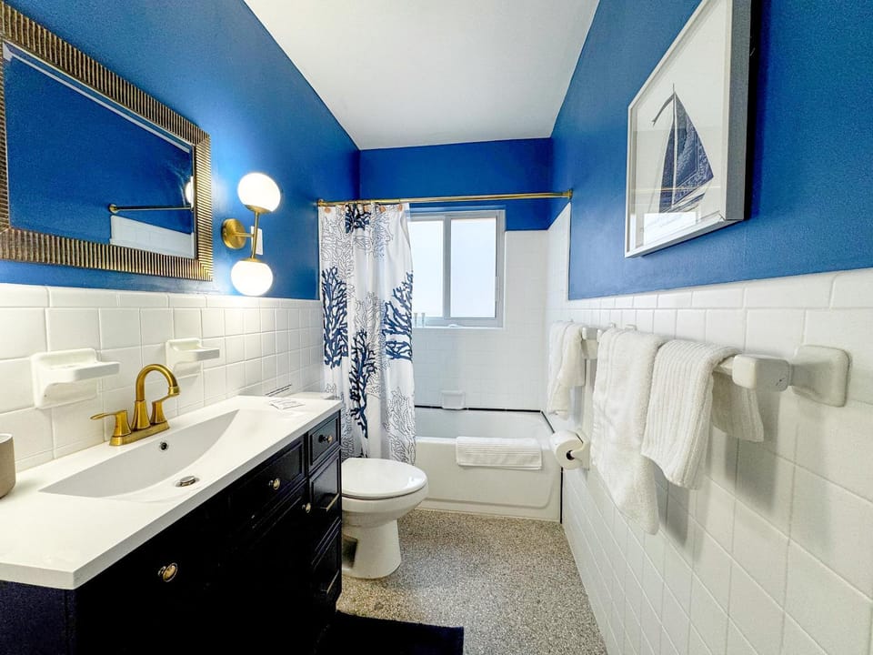 Shower, Toilet, Bathroom, bidet, towels