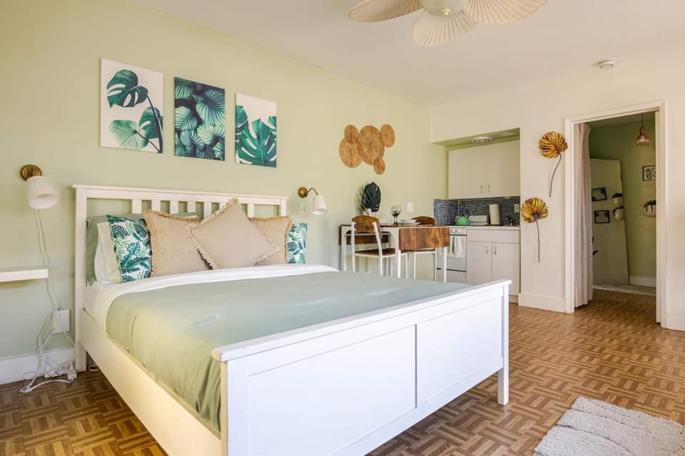 Bed, Kitchen or kitchenette, Photo of the whole room, Dining area, Bedroom, fireplace