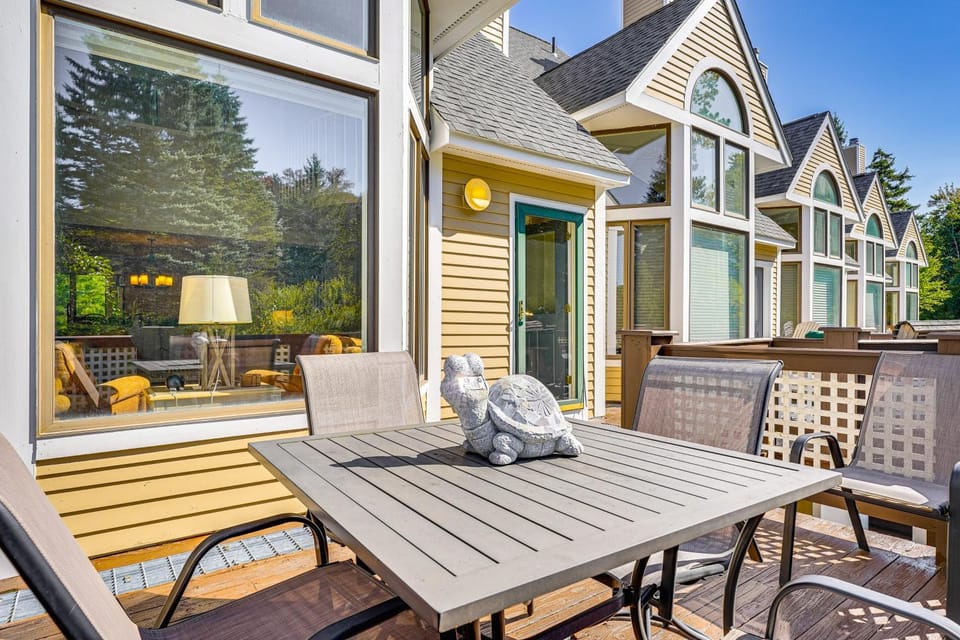 Walk to Ski Lift: Spacious Condo in West Dover! House in Mount Snow