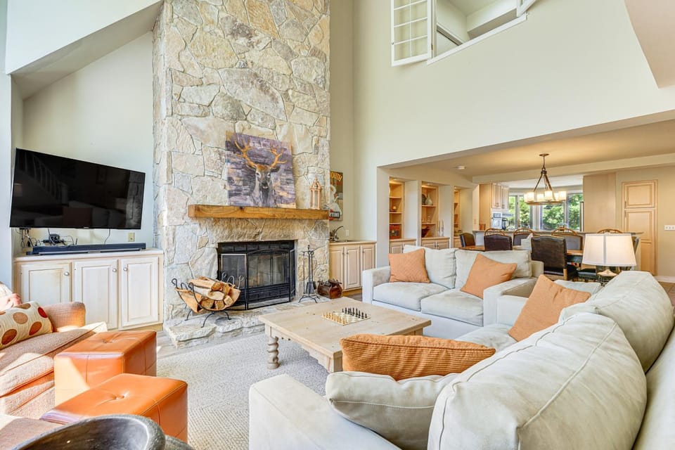 Walk to Ski Lift: Spacious Condo in West Dover! House in Mount Snow