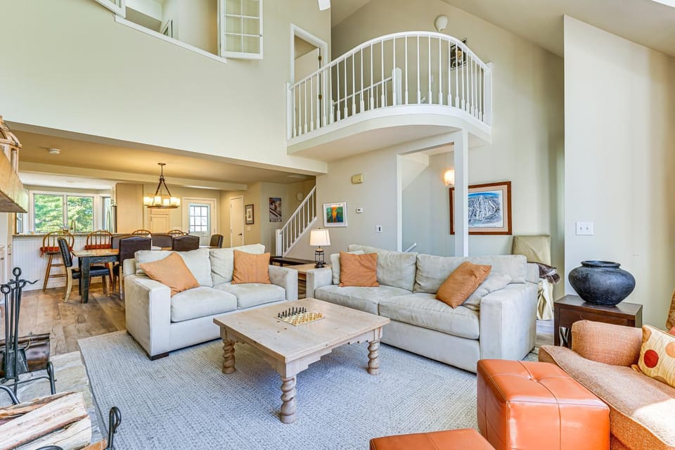 Walk to Ski Lift: Spacious Condo in West Dover! House in Mount Snow