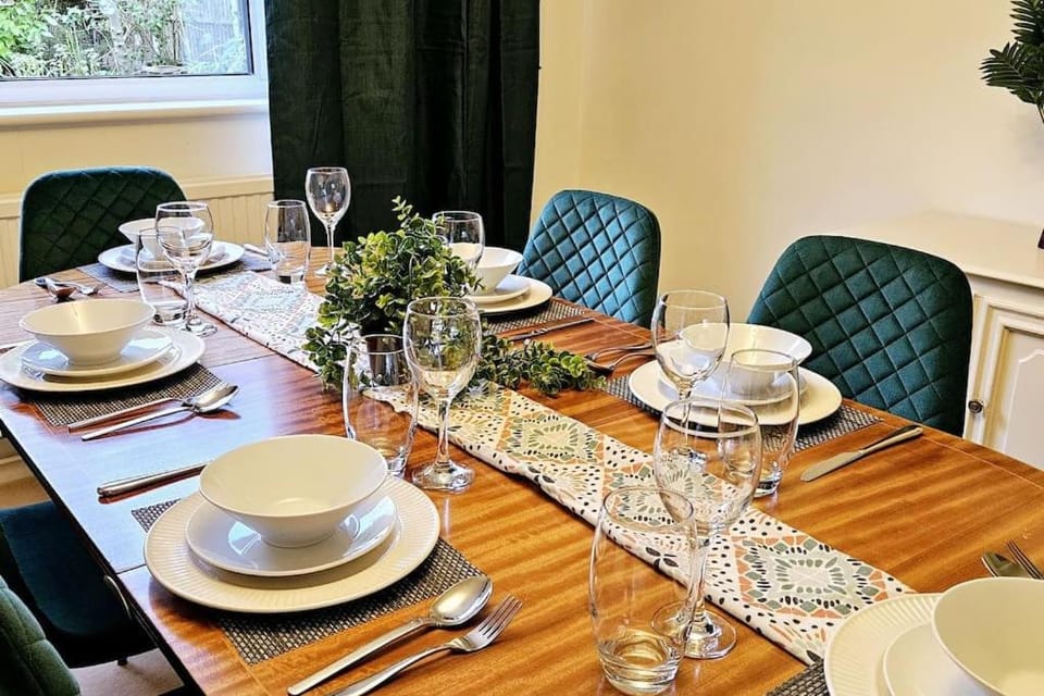 Food and drinks, Seating area, Dining area, Food, Drinks