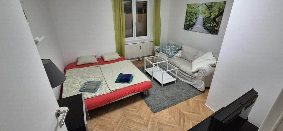 Bed, TV and multimedia, Bedroom