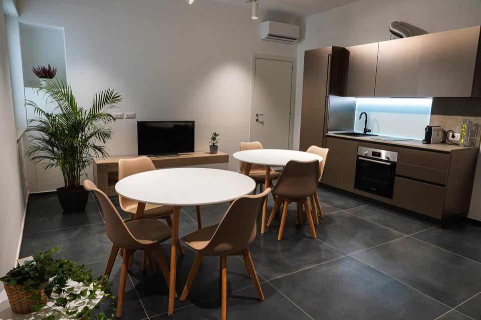 Kitchen or kitchenette, Living room, Seating area, Dining area, oven, stove