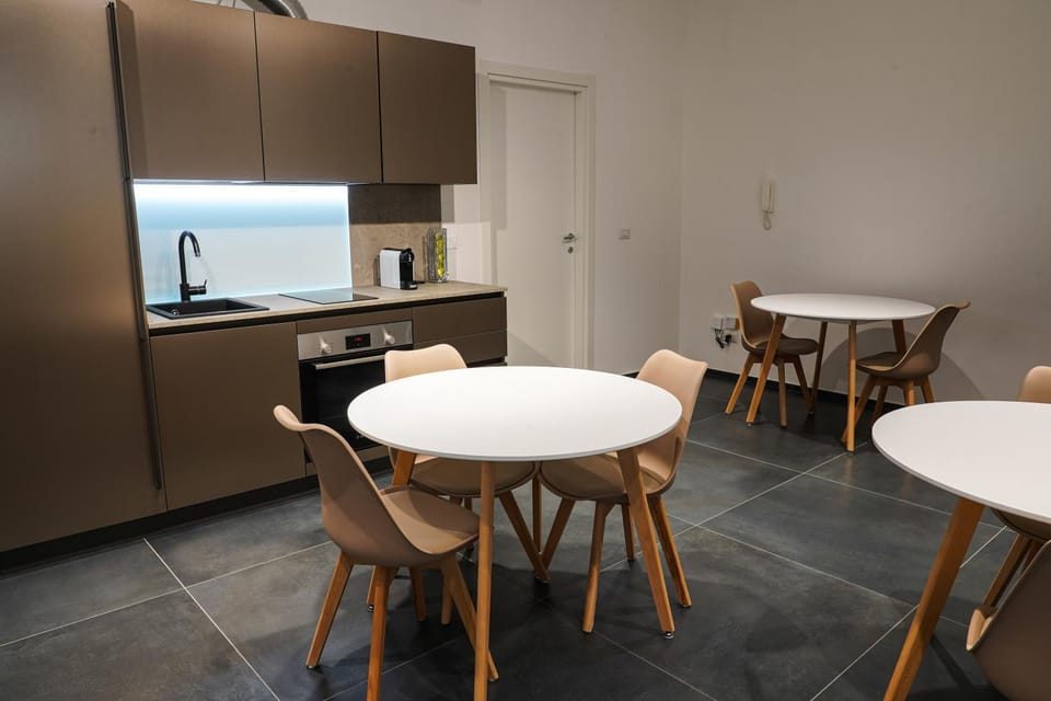 Kitchen or kitchenette, Living room, Seating area, Dining area, oven, stove