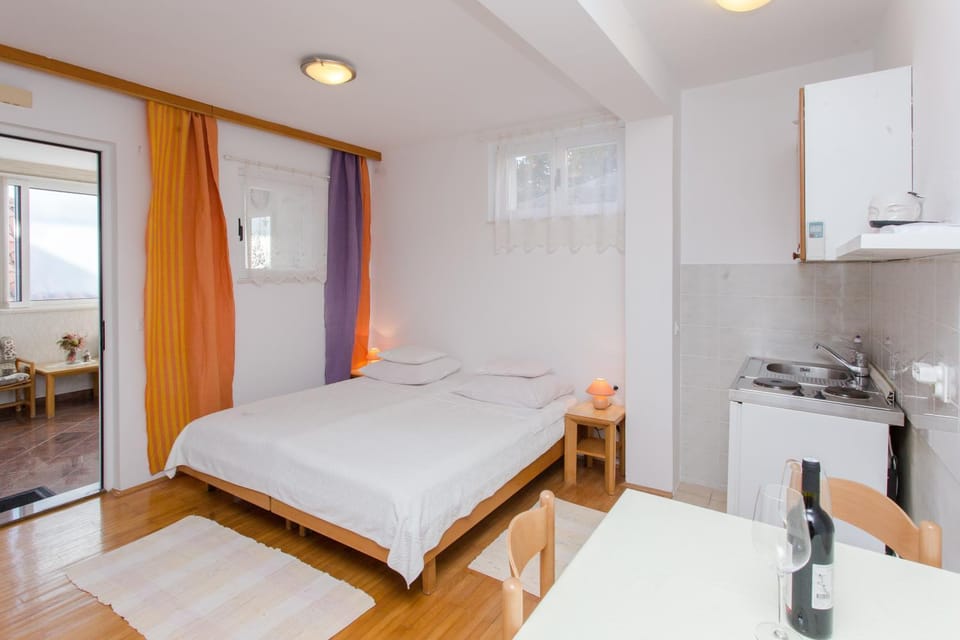 Kitchen or kitchenette, Dining area, Bedroom