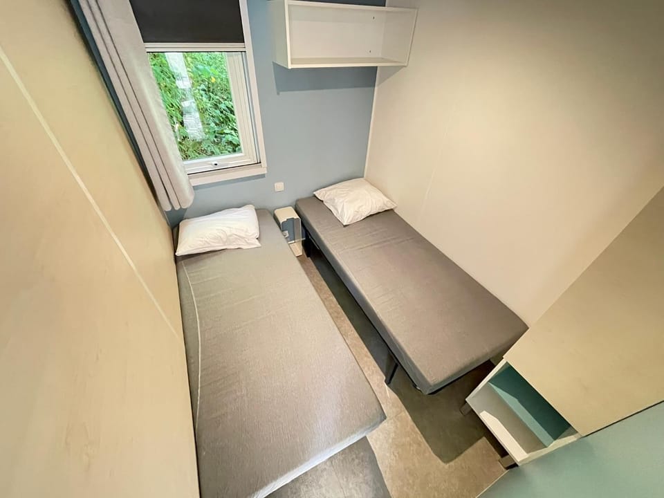 Bed, Photo of the whole room, Bedroom, storage
