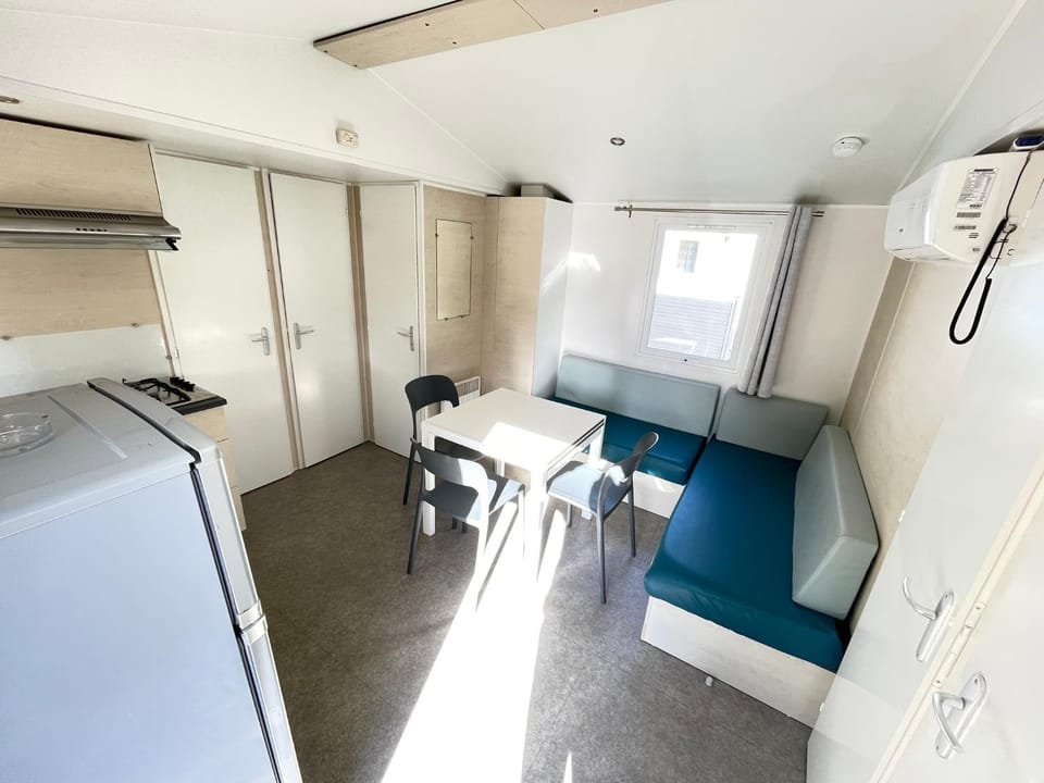 Living room, Seating area, Dining area, air conditioner